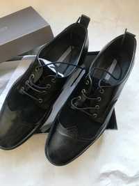 Sapatos pretos de homem