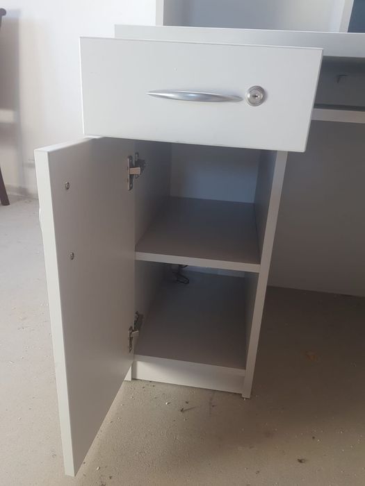 Mebel biurowy, biurko z nadstawką