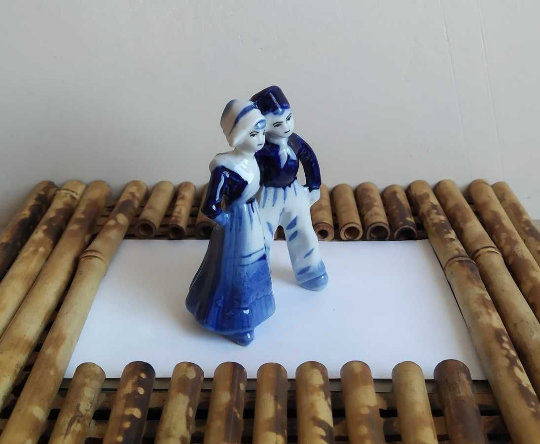 Figurka porcelanowa *Para młoda*. Delft. Holandia lata 70