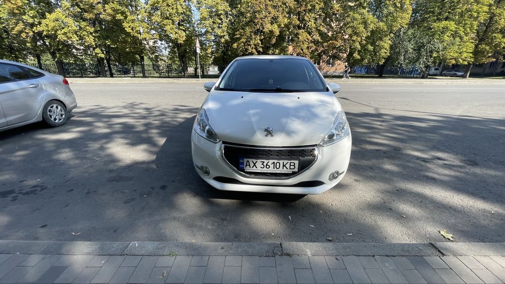 Пежо 208 2013 года