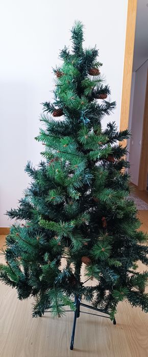 Árvore de natal ROYAL MAJESTIC com pinhas 150cm e luzes