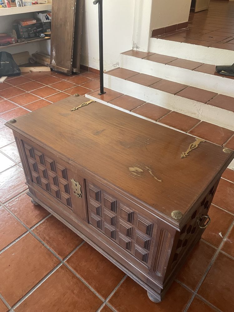 Baú antigo em madeira maciça
