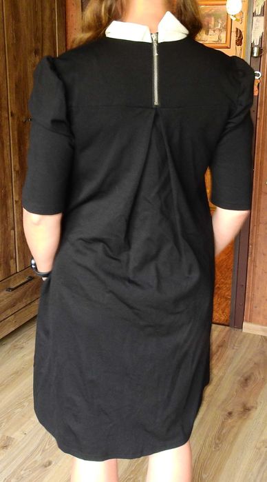 Czarna sukienka z białym kołnierzykiem Reserved rozmiar L