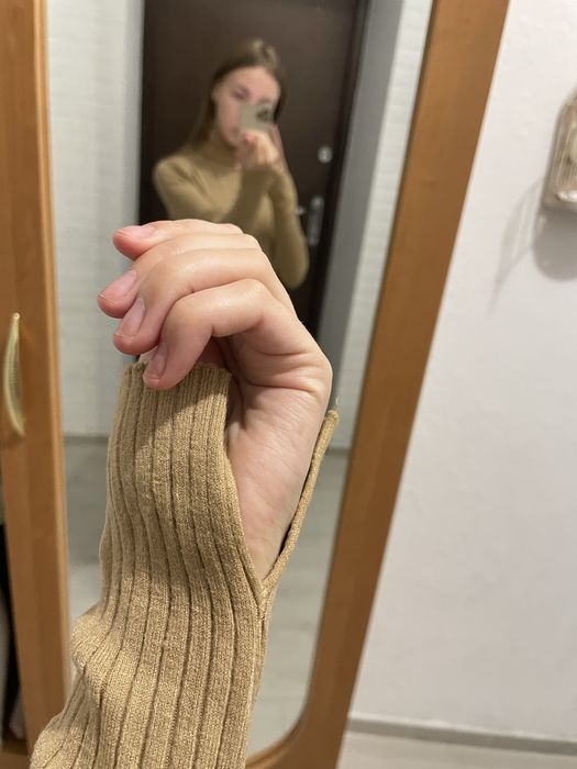 Сукня в гарному кольорі з розрізом