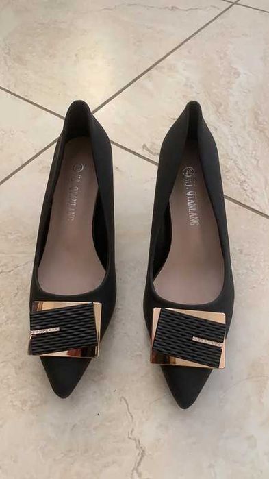 Sapatos com salto pretos