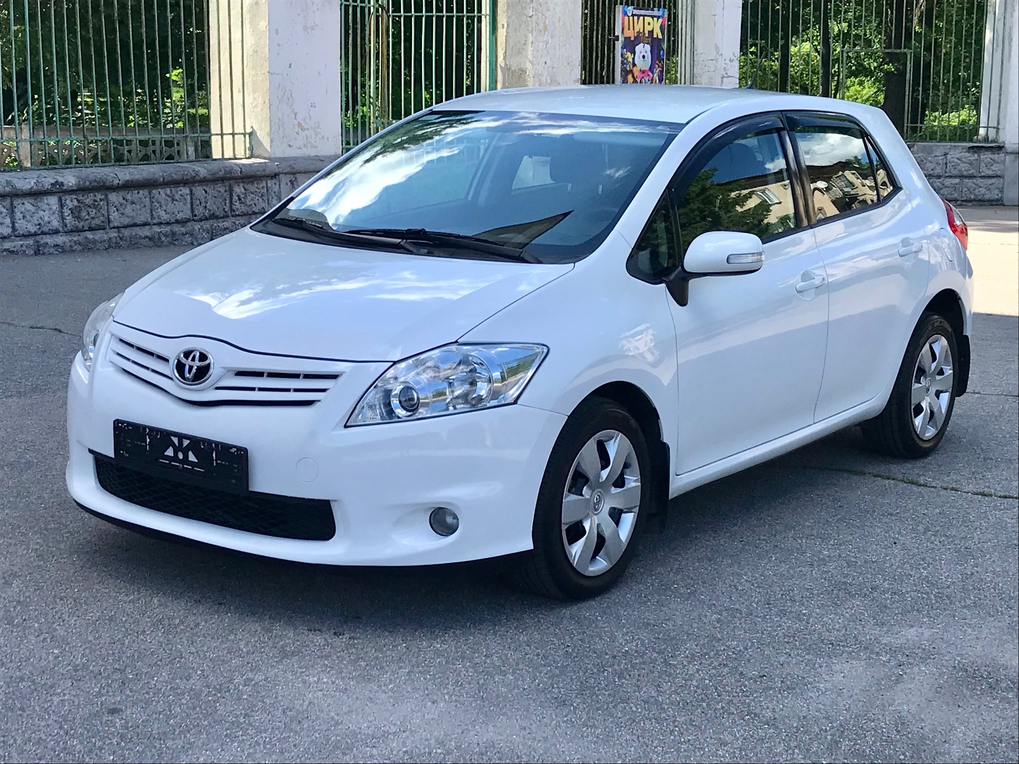 Тойота Аурис 2010г 1.6 Автомат.