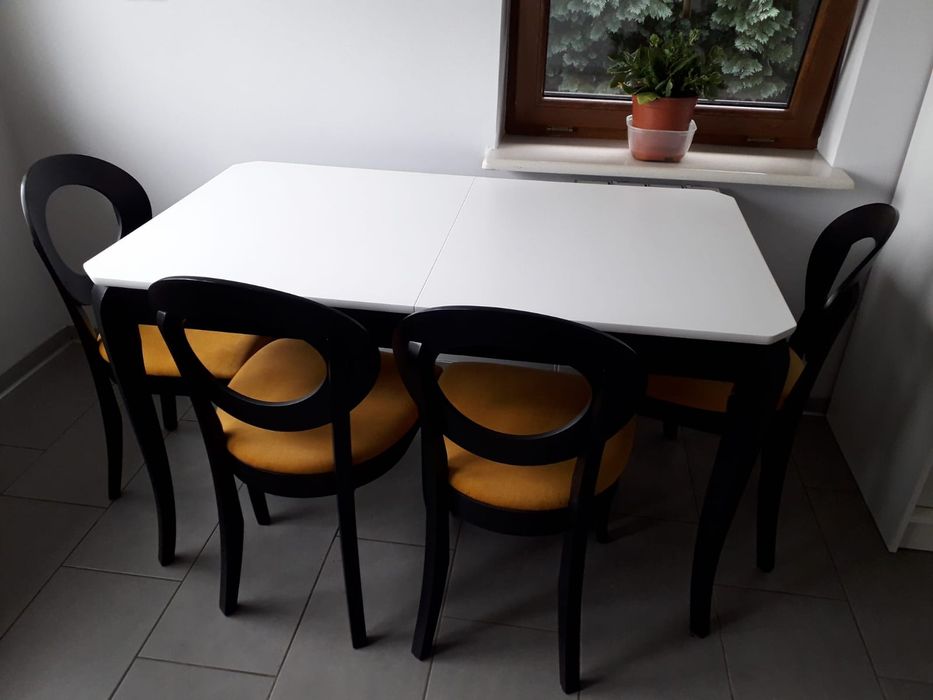 Pilnie sprzedam szafę i stół z krzesłami
