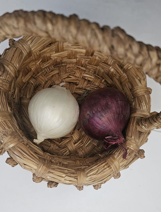 Piękny, ręcznie robiony koszyk ze słomy Wielkanoc