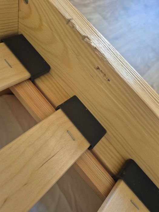 Łóżko podwójne z pojemnikiem na pościel