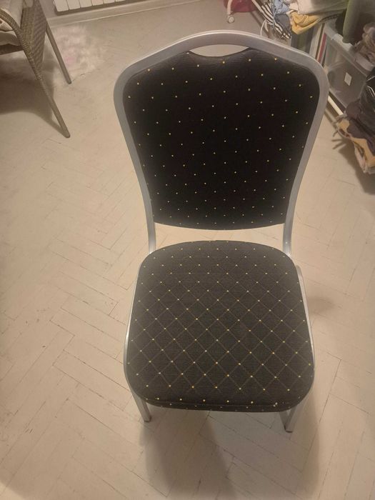 Kszesła na metalowym stelażu.