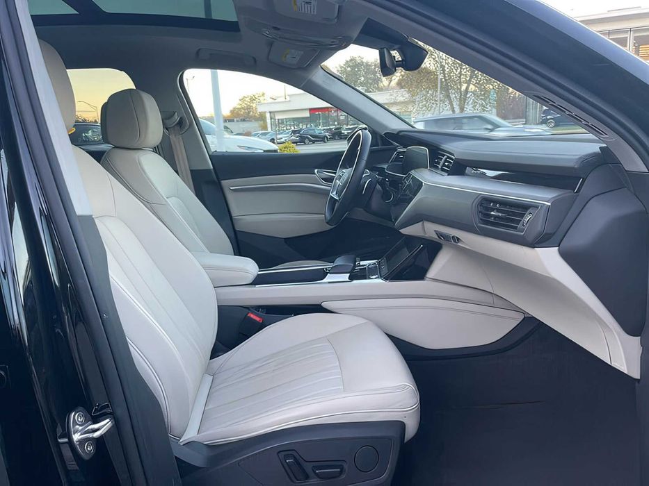 Audi e-tron      2023