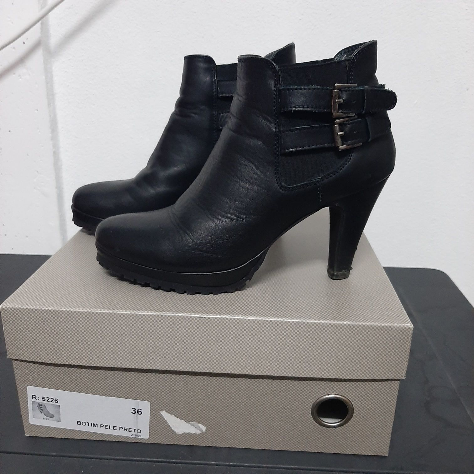 Botins pele preta n. 36 com pouco uso Daniela Lima