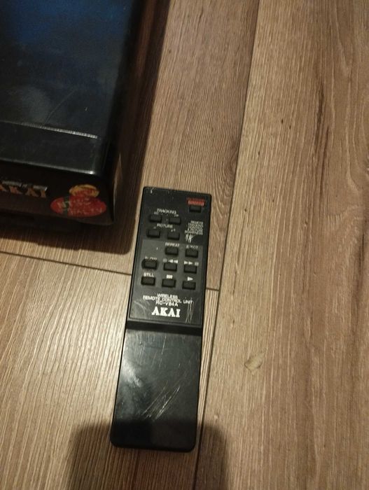 Odtwarzacz VHS AKAI z pilotem – stan nieznany