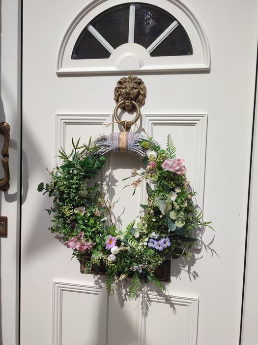 Большой венок на дверь. Декор