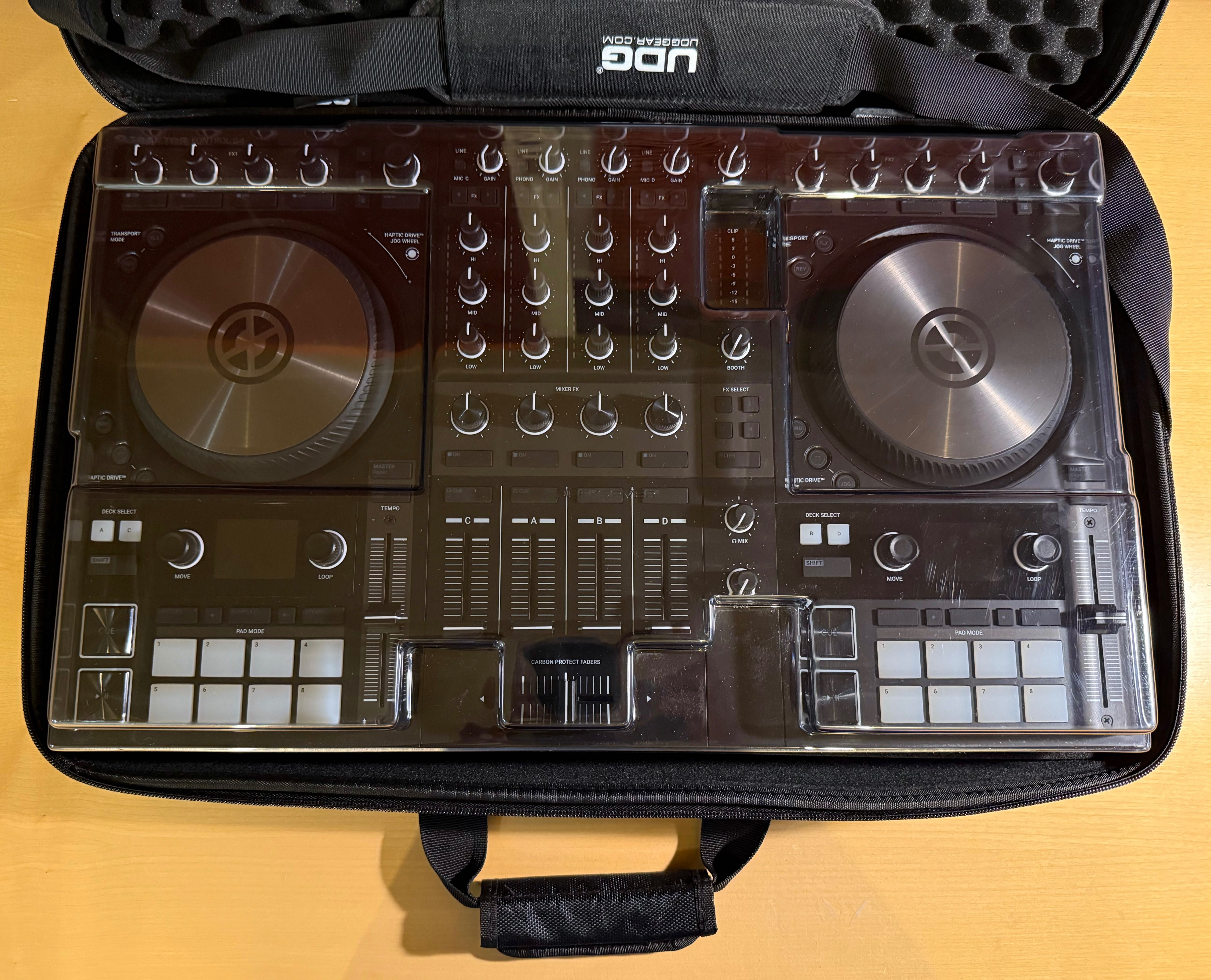 Native Instruments Traktor S4 MK3 + Decksaver + UDG Hardcase