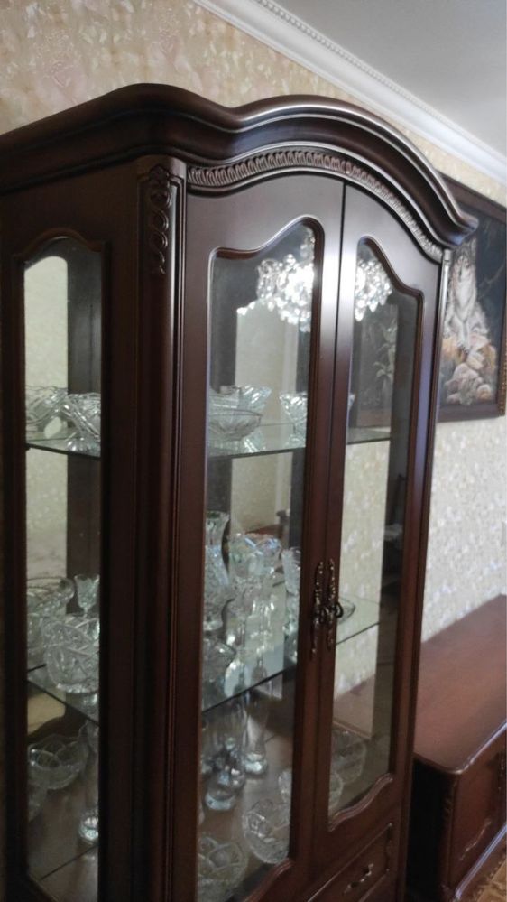 Вітрина для посуду сервант вінтаж для посуду вінтажні меблі у залу