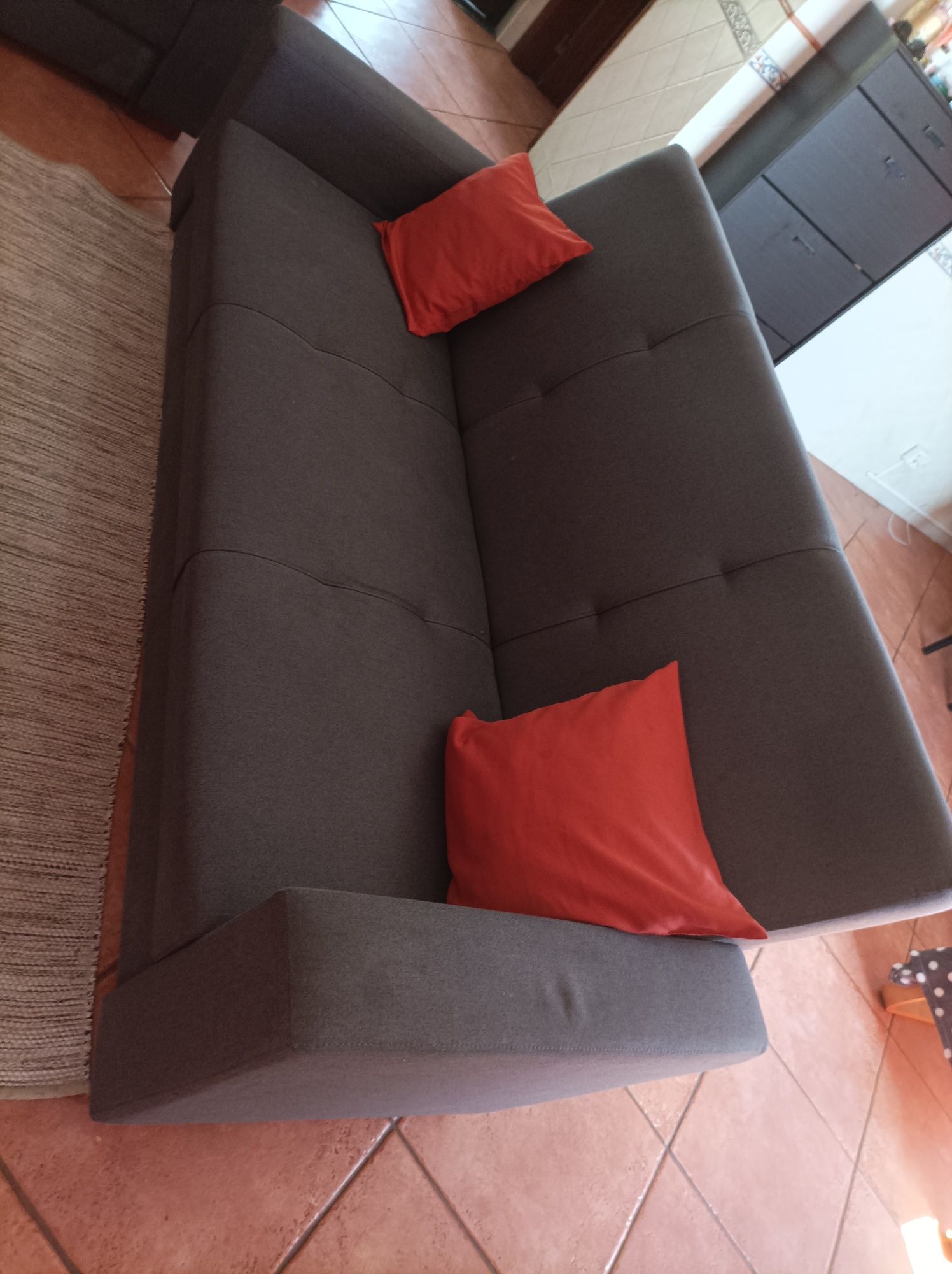 Sofá com três lugares também faz de cama