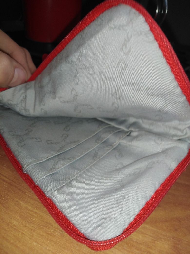 Etui na telefon.