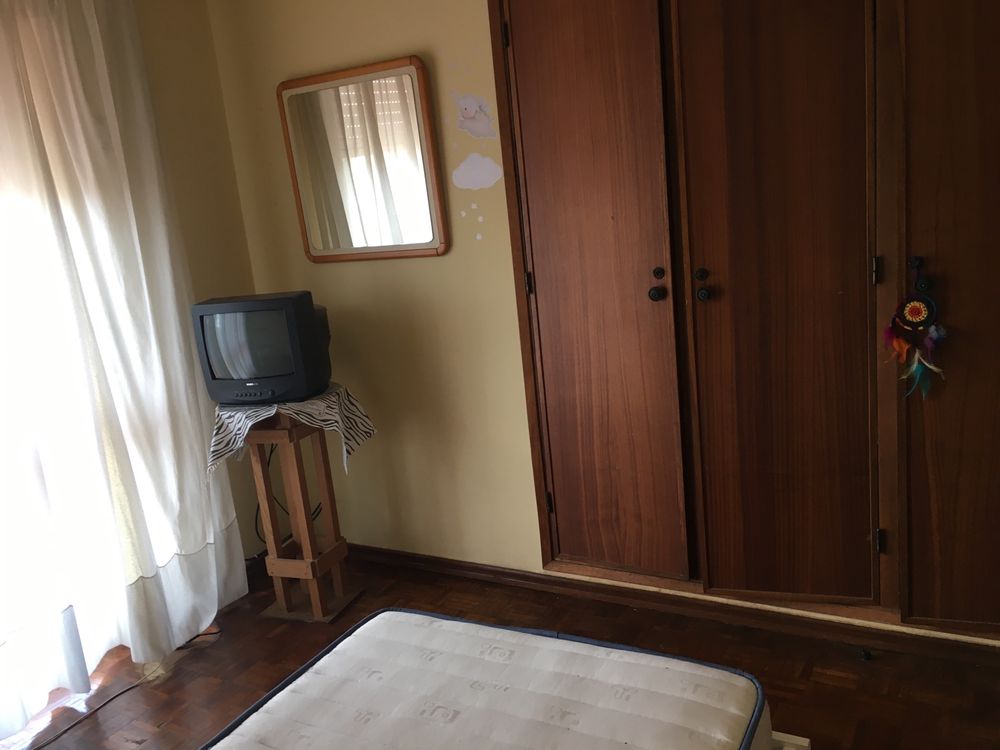 Aluga-se quarto individual em Anexo só para senhor