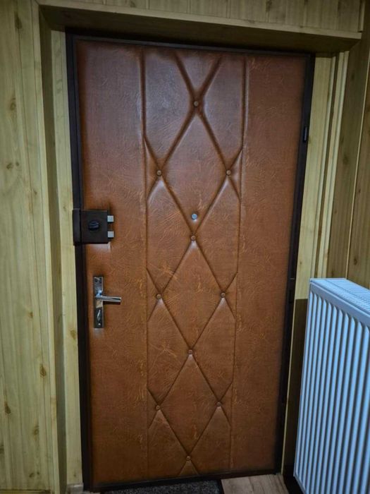 Drzwi stalowe prawe z ościeżnicą firmy Lob 90