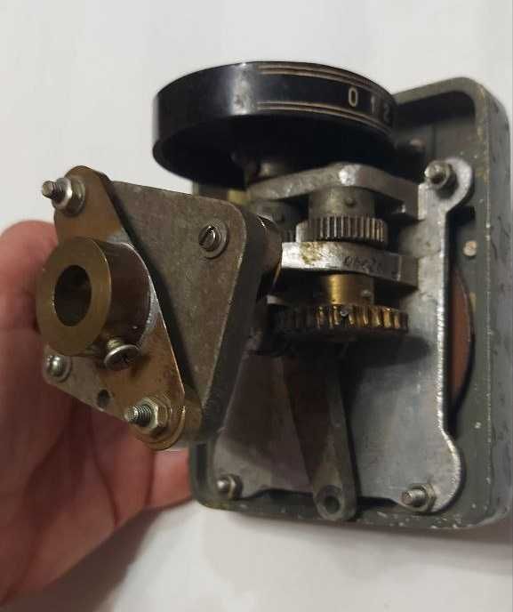 Кріплення та керування до вакуумних конденсаторів