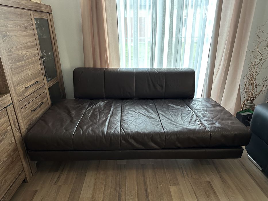 sofa brązowa ze skury