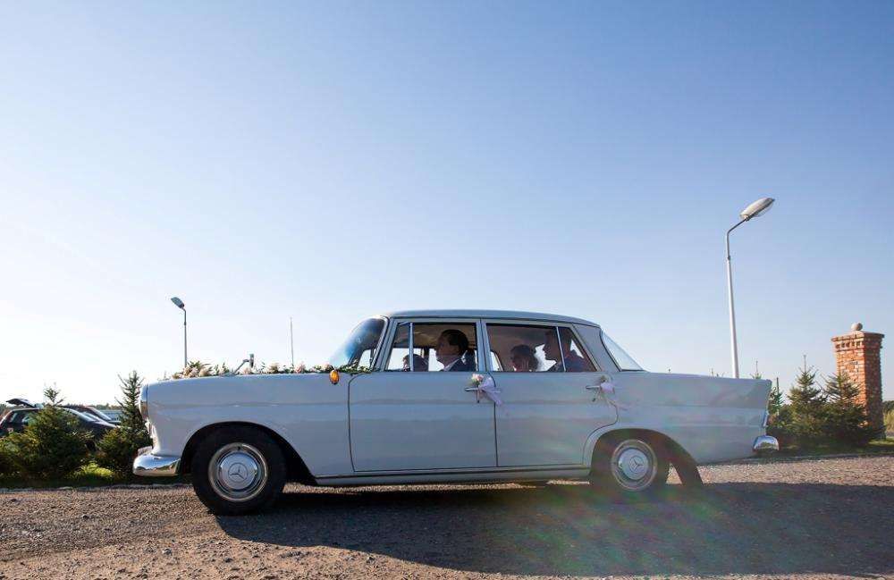 Pojazd do ślubu klasyczna limuzyna ponad 50-letni Mercedes retro