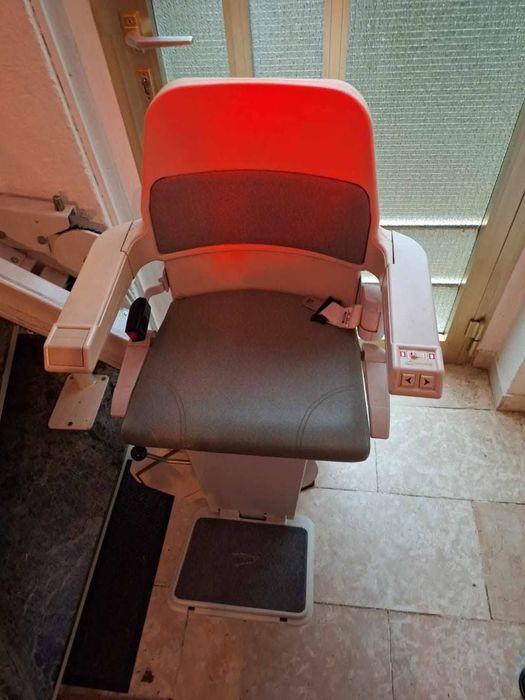 Krzesełko przyschodowe 
Krzesełko przyschodowe montowana przy s