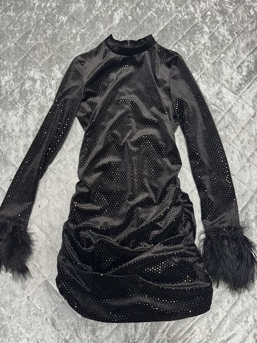 Эфектное платье с перьями