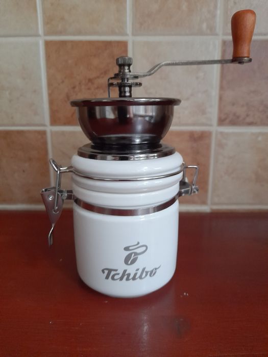 Ręczny młynek do kawy Tchibo.