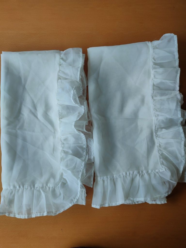 Cortinados em tecido sedoso.