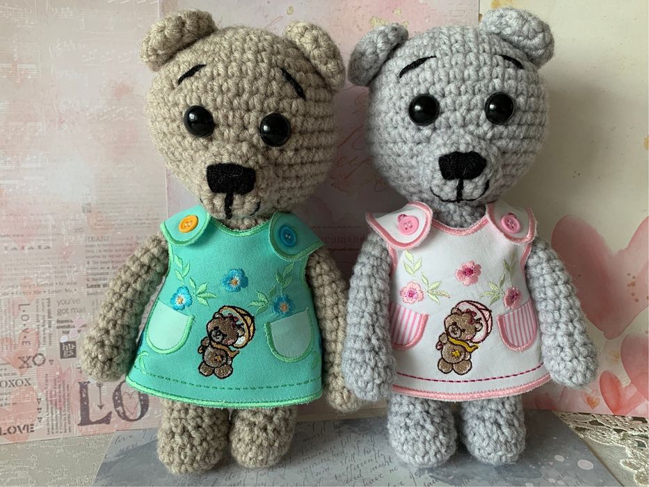 Мишка вязанный крючком в одежде.