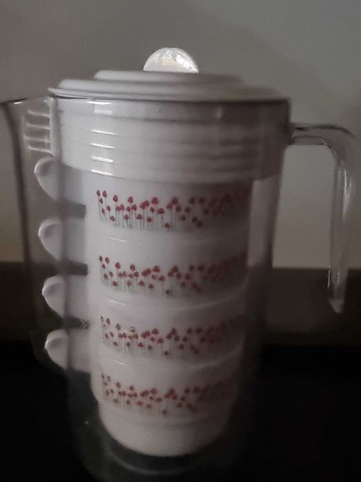 Conjunto Jarro com 4 chávenas e pires em plástico