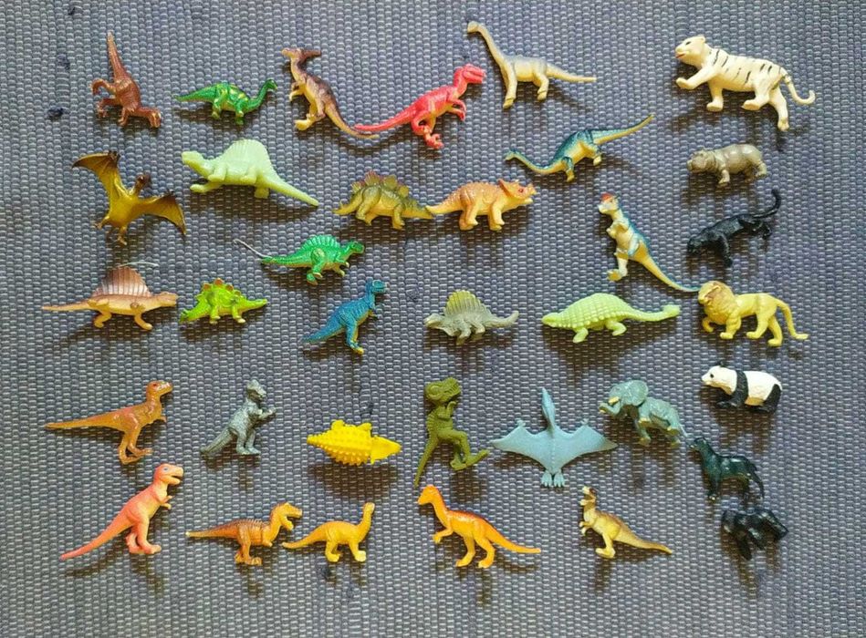Lote Dinosauros e Animais de Plástico