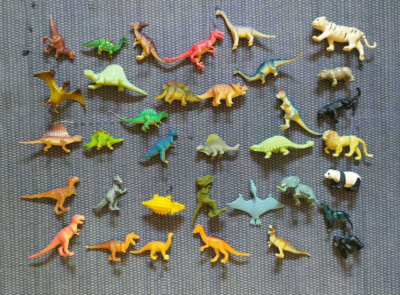 Lote Dinosauros e Animais de Plástico
