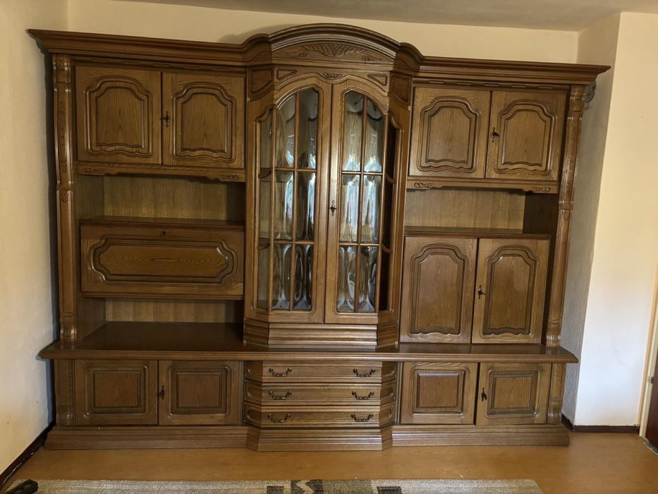 Дубова стінка у вітальню