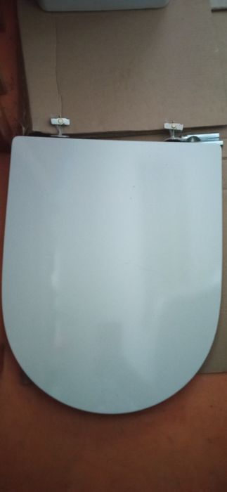 Sanita Suspensa ROCA Rimless, c/ tampo queda amortecida