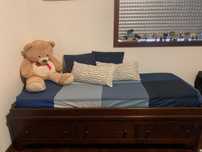 Cama individual e sofá com muita arrumação
