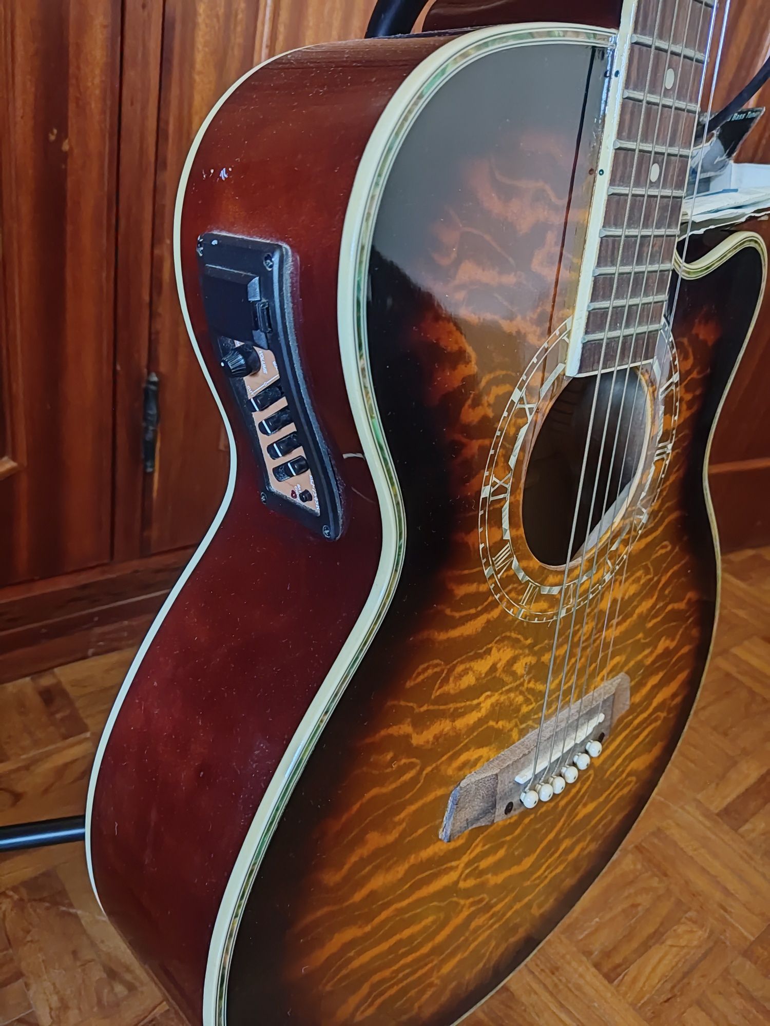 Vendo guitarra semi acústica com suporte e afinador