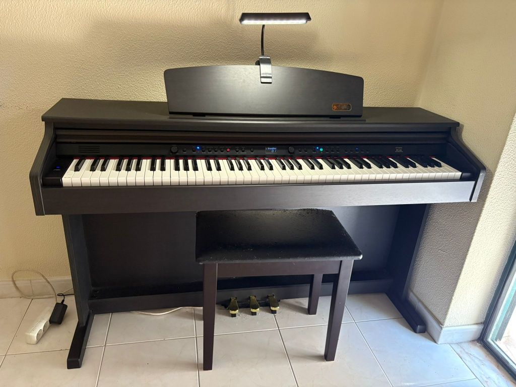 Piano preto de marca artesia com 4 anos