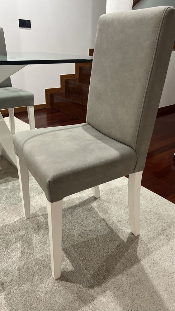 Conjunto mesa e cadeiras