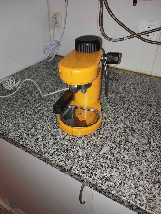 Máquina de café (relíquia)trabalha muito bem