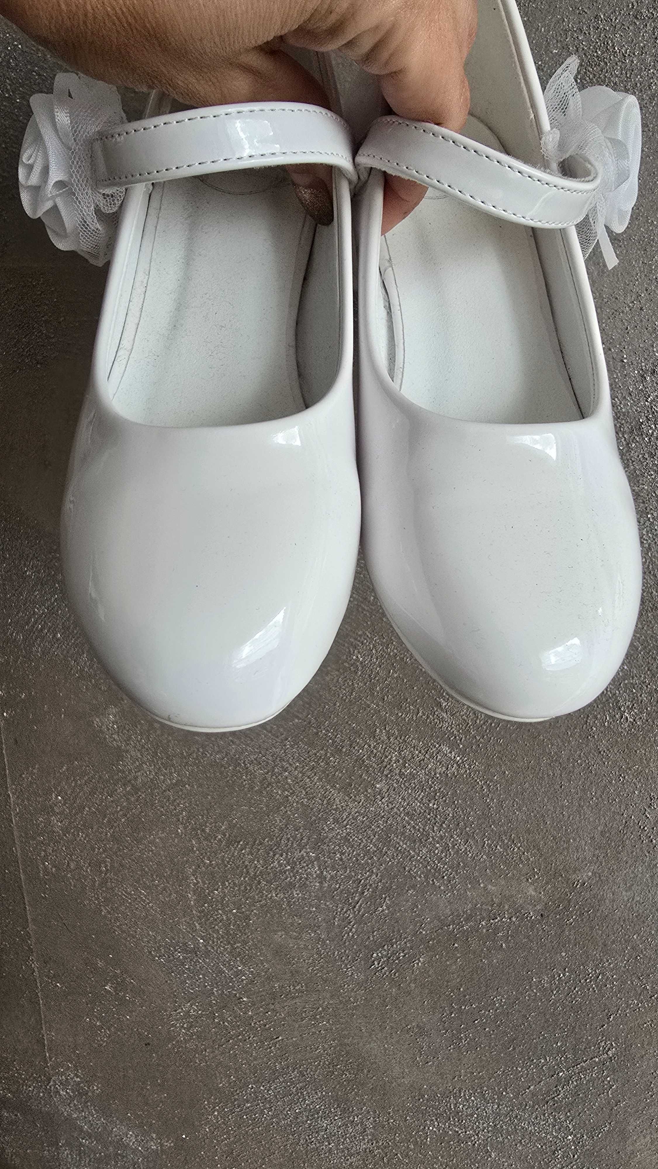 Białe buty buciki 33 komunia chrzest obcas lakierowane