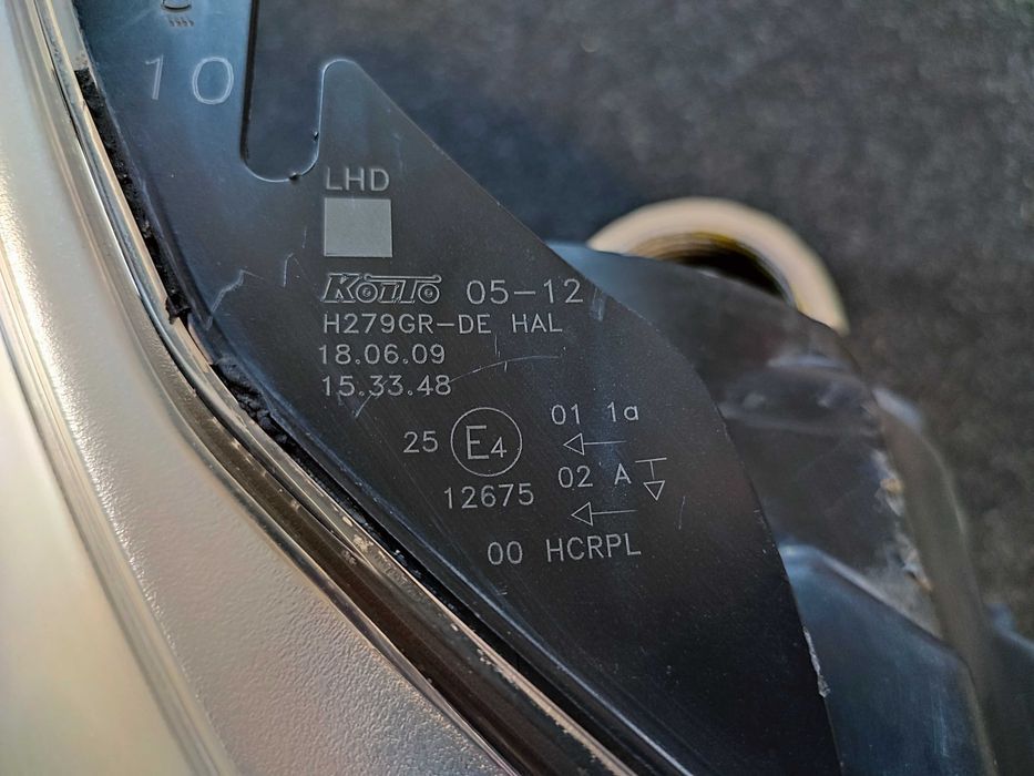 Toyota Avensis III
Lampa przednia PRAWA / Reflektor PRAWY