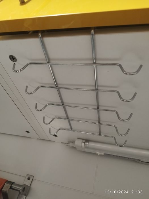 Suporte metálico para copos