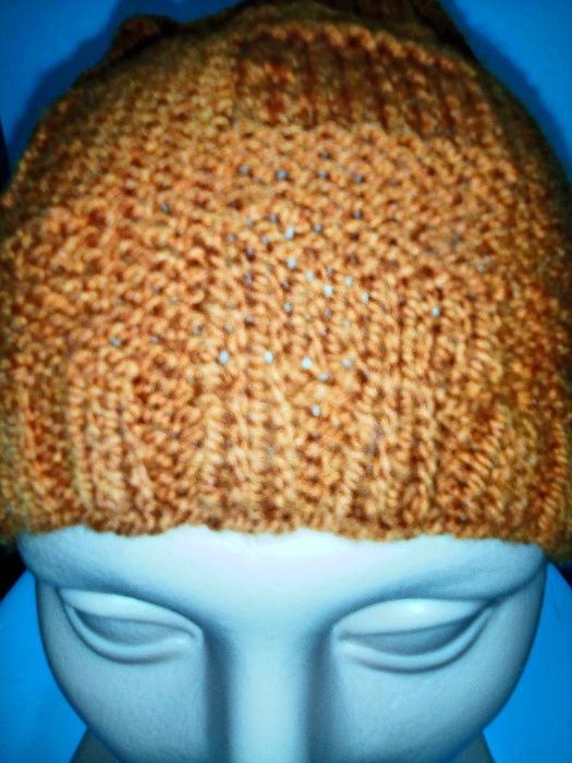 Czapka rękodzieło miodowa ręcznie robiona na drutach