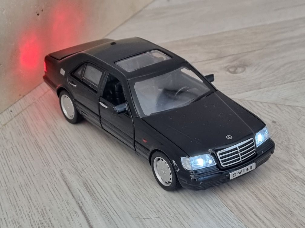 Іграшкова модель Mercedes S320 Lang W140 (1:32)