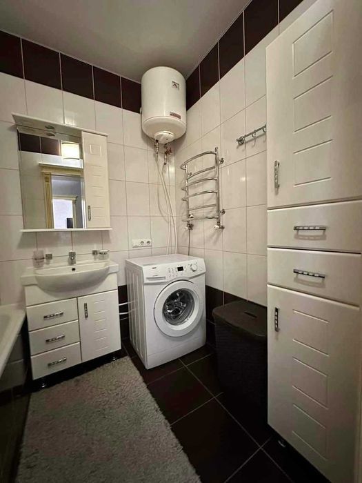 Продам 2 кімнатну великогабаритну квартиру на Кравчука