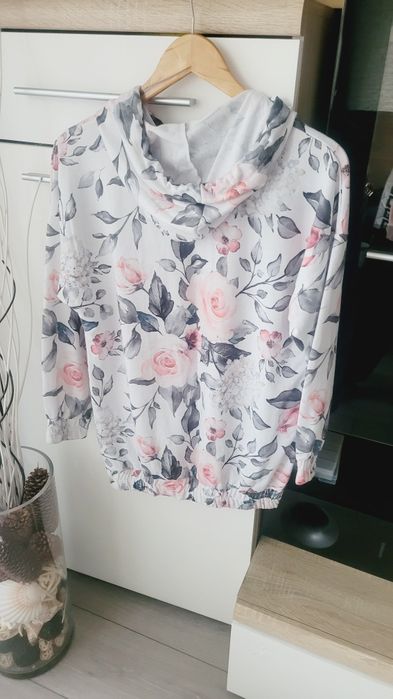 Bluza w kwiaty z kapturem