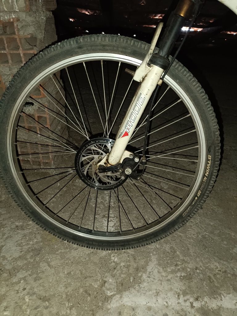 Bicicleta EMT  (falta corrente, e roda da frente por isso o preço)